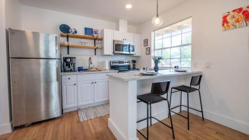 Collins Garden Park, Pet Friendly,1st Floor Studio in San Antonio, USA