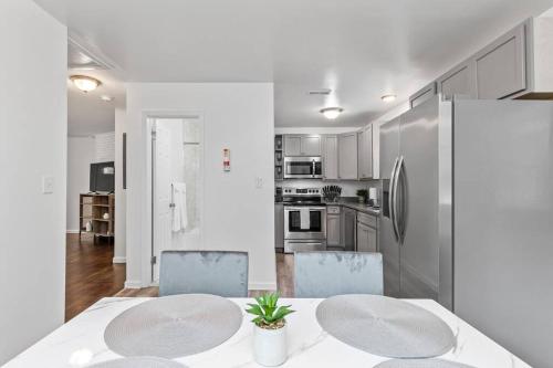 ห้องครัว, Cozy 1BR 1BA Apartment Near Fort Gregg-Adams in โฮปเวลล์ (VA)