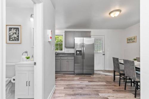 ห้องน้ำ, Cozy 1BR 1BA Apartment Near Fort Gregg-Adams in โฮปเวลล์ (VA)