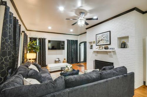 . Updated North Greenwood Cottage < 1 Mi to Dtwn!