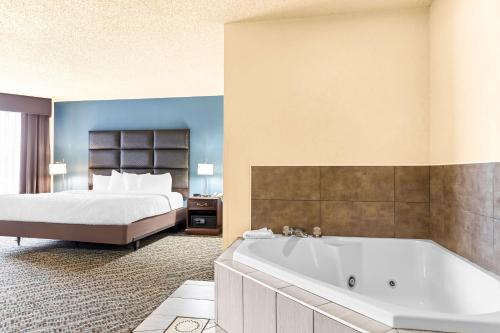 King Suite with Hot Tub