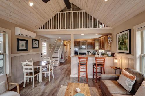 Létesítmények, Treetop River Cabins on the Guadalupe River in Center Point (TX)