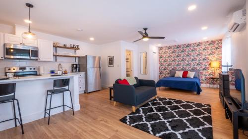 Pet-Free Studio Rental on 2nd Floor with Parking in San Antonio, USA