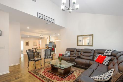Comfy 4BD 3BA, Washer,Dryer, Large Rooms, Kids Corner, Sleeps 12 in San Antonio, USA