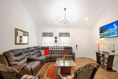 Comfy 4BD 3BA, Washer,Dryer, Large Rooms, Kids Corner, Sleeps 12 in San Antonio, USA