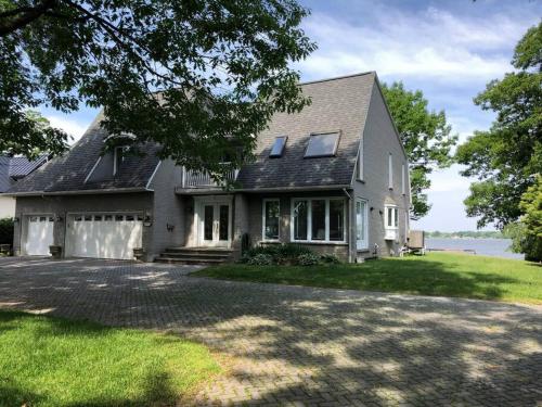 Spacious Lakefront Champlain lake with SPA in Venise-en-Québec