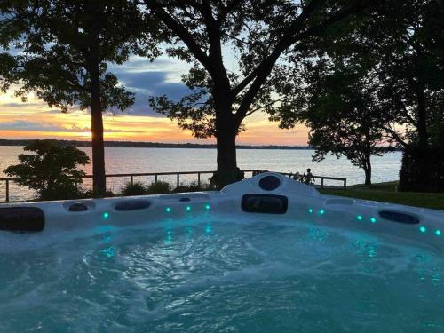 Spacious Lakefront Champlain lake with SPA in Venise-en-Québec