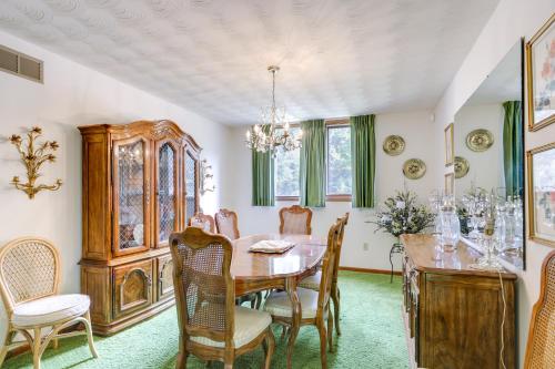 Retro Ohio Home on 1-Acre Property in 齊尼亞