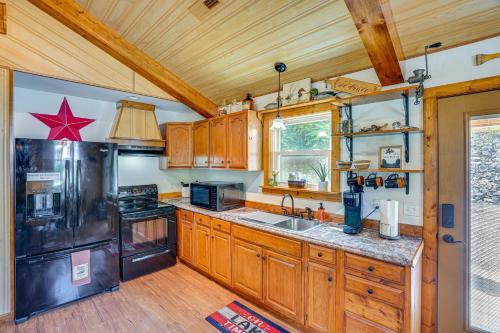 Peaceful Kuttawa Cabin with Fire Pit Explore and Play in Kuttawa, USA