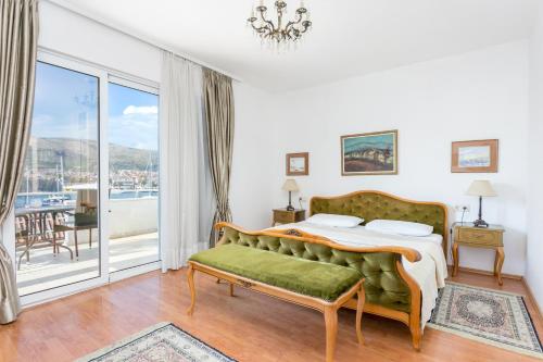 Apartments by the sea Trogir - 21995, Trogir (photo 10)