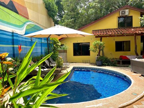 Exterior view, Tamarindo Backpackers in Tamarindo