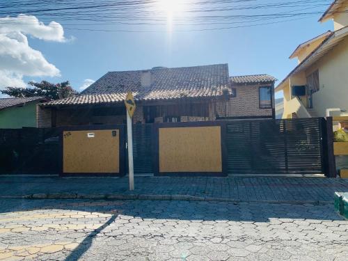 Quarto com banheiro privativo em Chalé Aconchegante. (Quarto com banheiro privativo em Chale Aconchegante.) in Bombinhas