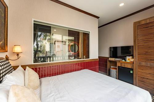 Double Room with Balcony image 6