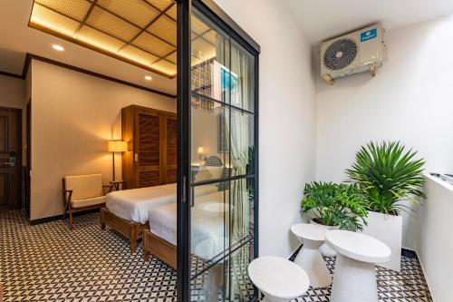 Double or Twin Room with Balcony image 9