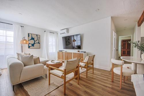 Modern Room in a Shared Apartment with shared bathroom Near Natural History Museum in Los Angeles, USA
