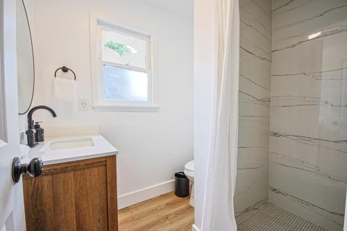 Modern Room in a Shared Apartment with shared bathroom Near Natural History Museum in Los Angeles, USA