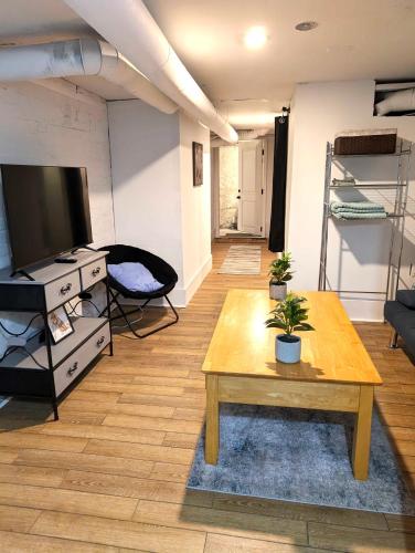 Downtown Retreat - Cozy Basement in Columbus, USA