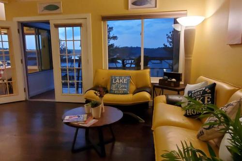Tranquility 2 bedroom Villa by the lake with green backyard in Staley, USA