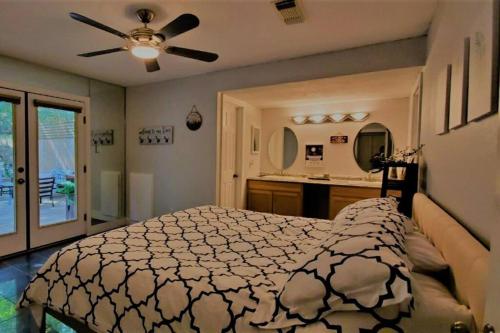 Tranquility 2 bedroom Villa by the lake with green backyard in Staley, USA