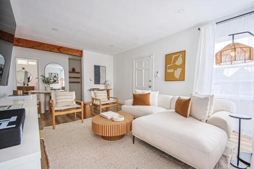 Comfortable Room with Private Bathroom in Shared Apartment Close to LA Memorial Coliseum in Los Angeles, USA