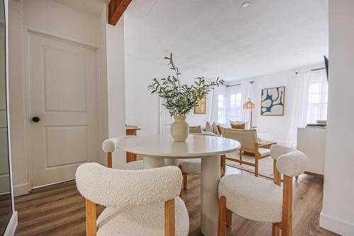 Comfortable Room with Private Bathroom in Shared Apartment Close to LA Memorial Coliseum in Los Angeles, USA