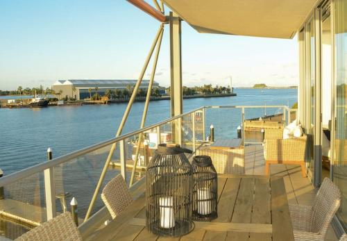 Boardwalk on Honeysuckle