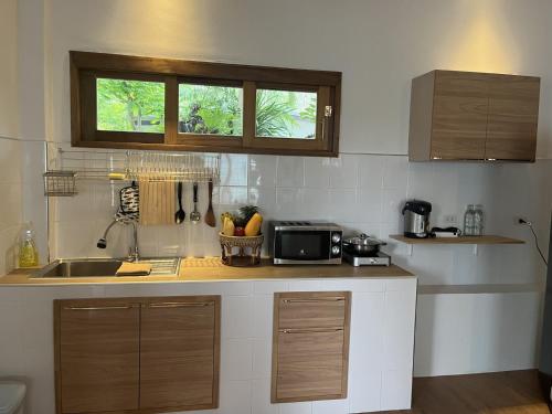 Benjamin's Hut in Haad Chao Phao