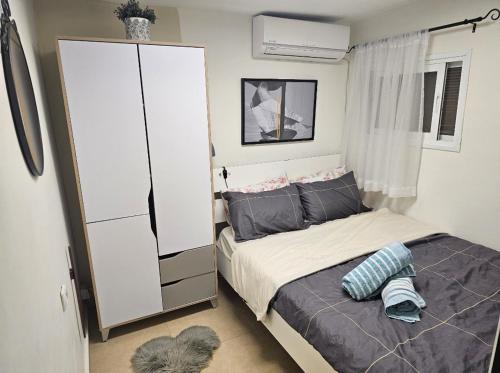 יחידת דיור (חדר וחצי) - גינה פרטית, חנייה חופשית ! in Herzliya City Center