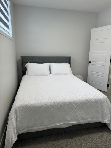 Chic & Cozy 2-BR Suite at Glacier Ridge NW Calgary, Calgary, Alberta