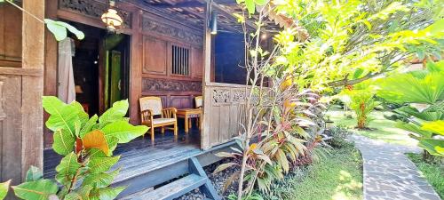 Le Petit Leon's Traditional wooden house