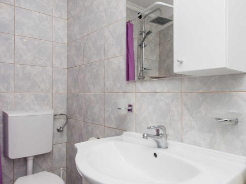 Apartments Djurkovic - One-Bedroom Apartment with Shared Terrace and Sea View