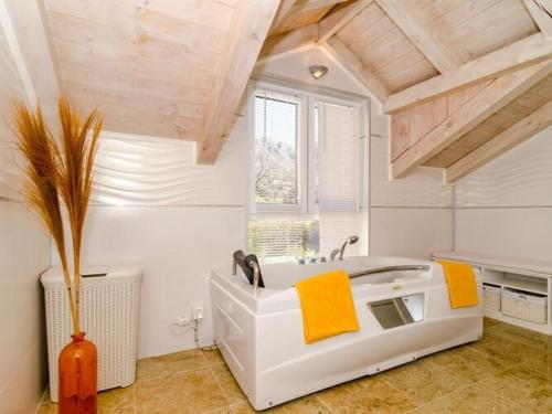 Villa Avoca - Four Bedroom Villa with Swimming Pool