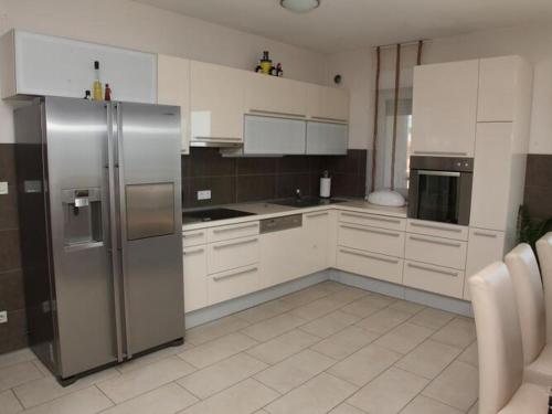 Apartment with terrace and bath tub