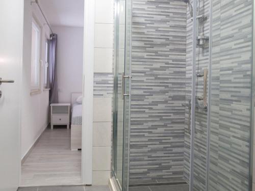 Serious Job Apartment - One Bedroom Apartment with Shared Terrace ve i