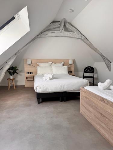 1 double bed, 3 twin beds