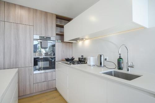 Kitchen, Waterloo 1Br town close to Train/Shopping/Hospital in Waterloo