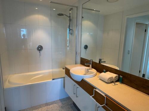 597715525 Harbour Quays Apartments