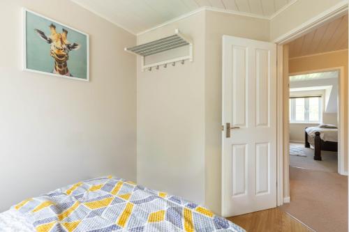 Rose Lake View, 3 Bed Luxury Cotswolds Lake House, South Cerney, Cirencester