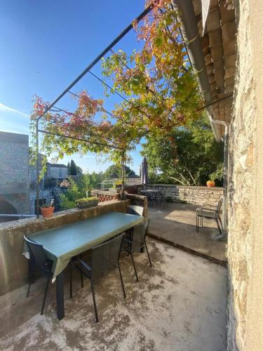 陽台/露台, Maison accueillante a Orgnac-l'Aven avec piscine partagee in 奧爾尼亞克拉旺