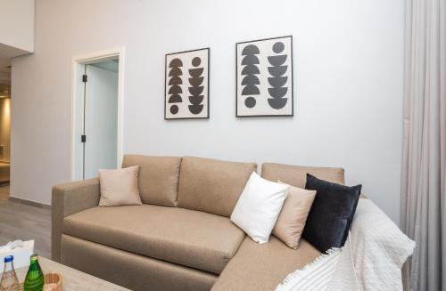 Cozy 1BR Midtown 20 Mins to Mall of Emirates by Vibel, Dubaj (zdjęcie 8)