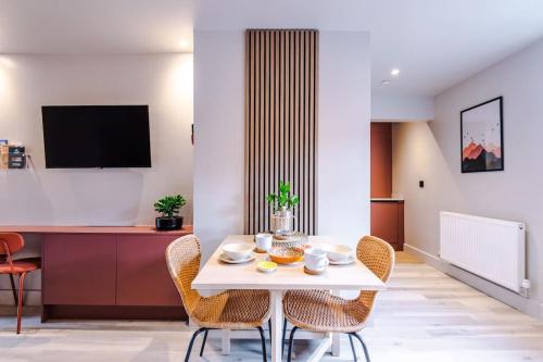 Luxury 2B City Centre Apartment with Private Parking - image 2