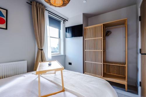 Luxury 2B City Centre Apartment with Private Parking - image 5