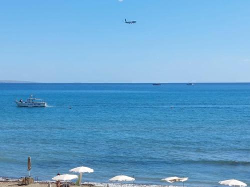 Kilátás, JUST on the beach Makenzy Studio in Kastella Beach