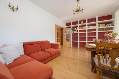 Spacious Apartment with Parking by Noclegi Renters, Varsovia