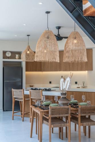 Villa Saya - Trendy 2BR Villa with Upscale Charm in Pererenan - image 2