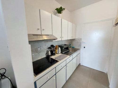 Konyha, JUST on the beach Makenzy Studio in Kastella Beach