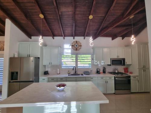 virtuvė, 4Bed Condo - Sleeps 8 - Pool Bbq Views Parking in Filipsburgas