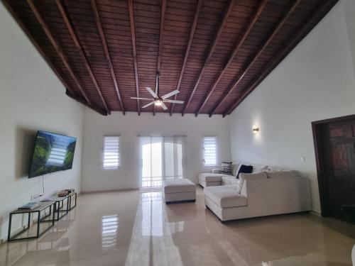 Patogumai, 4Bed Condo - Sleeps 8 - Pool Bbq Views Parking in Filipsburgas