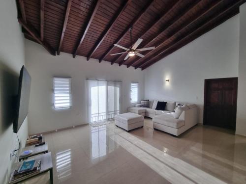 Patogumai, 4Bed Condo - Sleeps 8 - Pool Bbq Views Parking in Filipsburgas