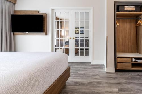 King Suite w/kitchenette & Sofa Bed image 9